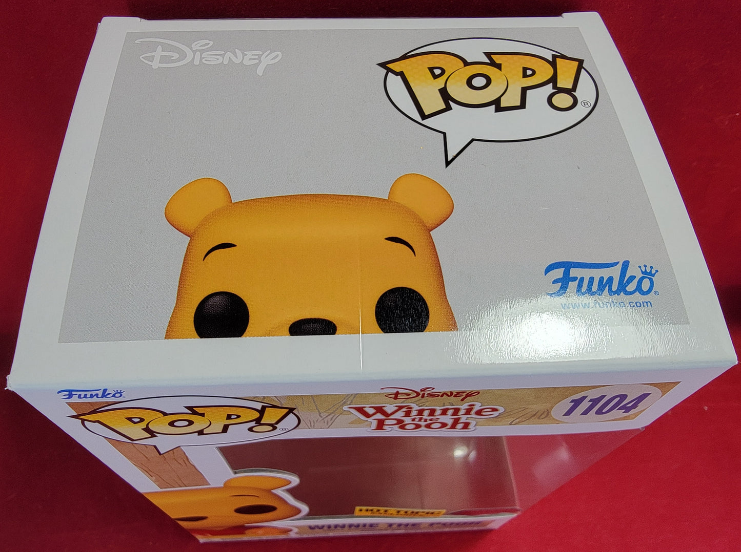 Winnie the pooh hot topic exclusive funko # 1104 (nib) with pop protector