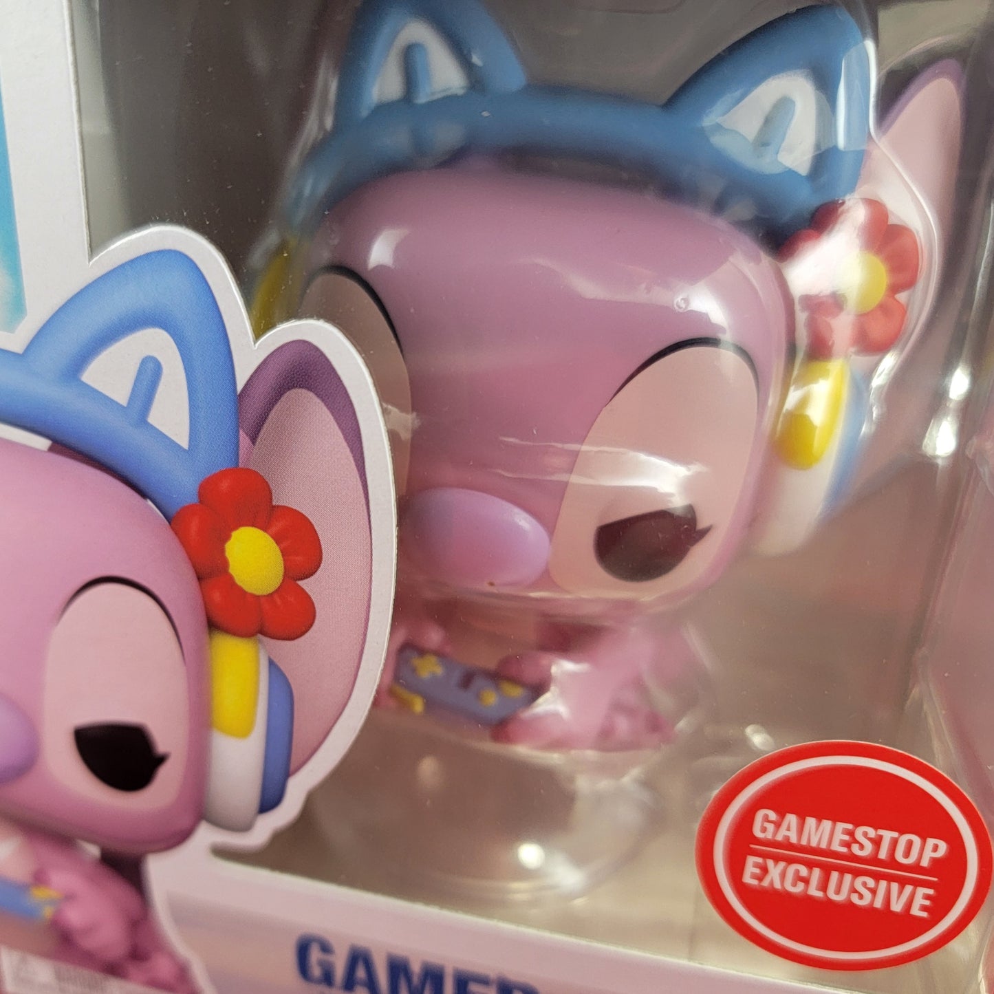 Gamer angel gamestop exclusive funko # 1483 (nib)
With pop protector