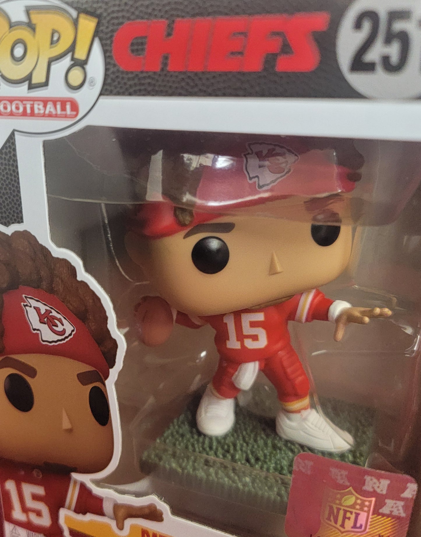 Patrick Mahomes II funko # 251 (nib)
With pop protector