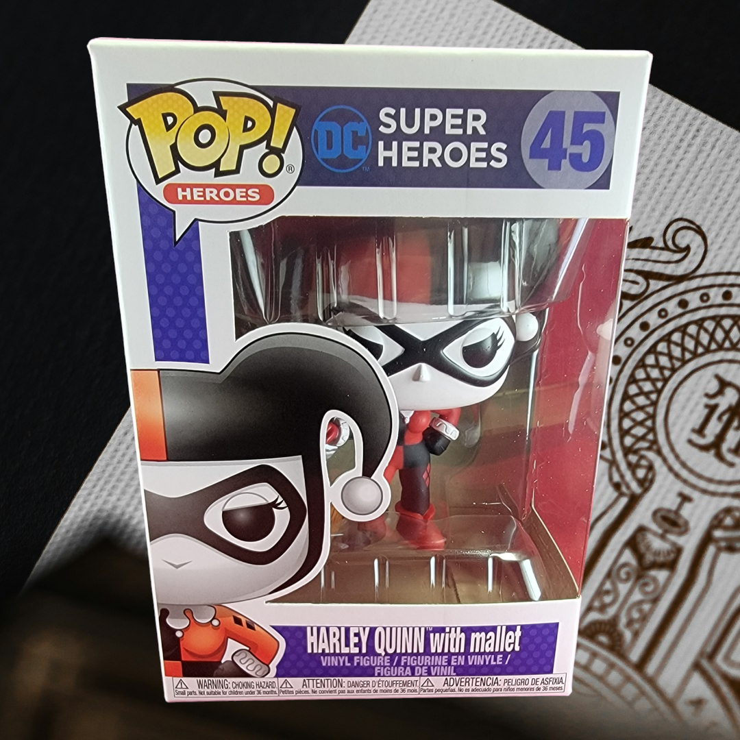 Harley quinn with mallet funko # 45 (nib) with pop protector