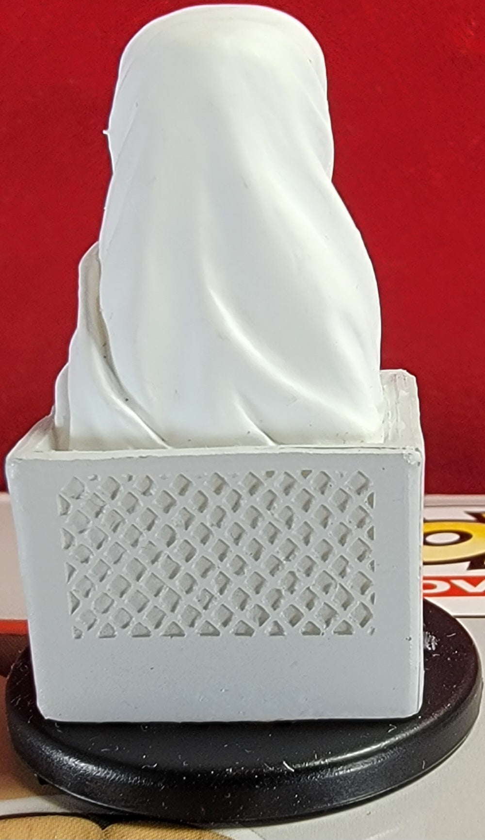 E.t. blind mini (2012)
brand new 1 3/4 inch e.t. wrapped in white sheet riding in a bicycle basket. item is produced by wizkids/neca llc.